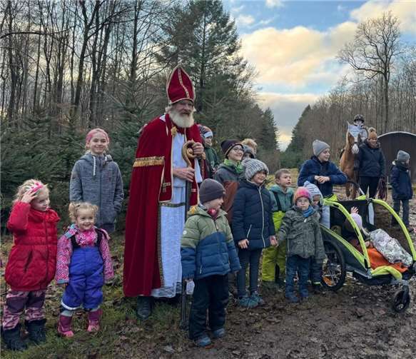 Der Nikolaus (Bernd Petry) wanderte mit der Menschenschar in den Wald zum Heiligenstock.  Fotos: RV Kurtscheid/Anne Heuser