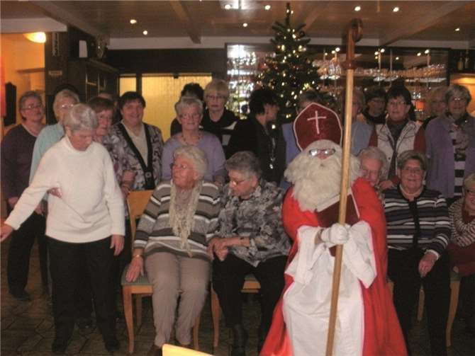 Der Nikolaus-Besuch war ein Höhepunkt der besinnlichen Weihnachtsfeier. privat