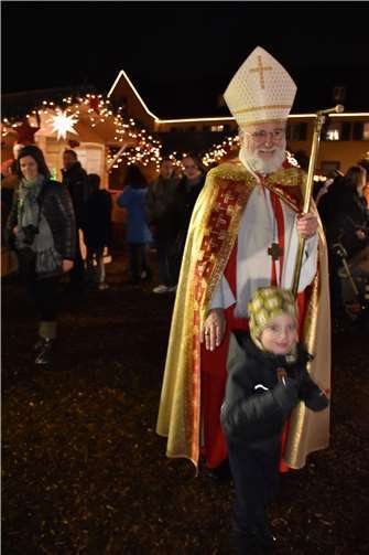 Der Nikolaus Joachim Bradenbrink verteilte kleine Geschenke an Kinder.