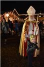 Der Nikolaus Joachim Bradenbrink verteilte kleine Geschenke an Kinder.