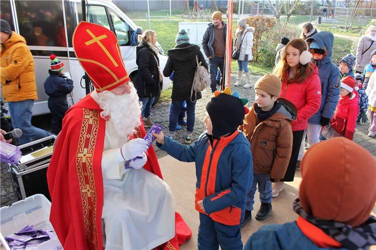 Der Nikolaus (Rainer Schönhofen) verteilte mit Unterstützung der Feuerwehr Niederzissen und Ortsbürgermeister Rolf Hans Schokolade an die Kinder. Fotos: WER