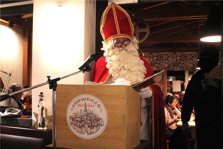 Der Nikolaus, Udo Groß, mit Hans Muff,Udo Willerscheid, im Gefolge hielt einen Vortrag undhatte Weckmänner mitgebracht.