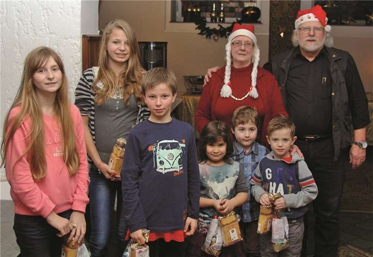Der „Nikolaus“ Wilfried Hanke, nebst „weihnachtlicher Assistentin“ Franziska Albert zusammen mit den beschenkten Kindern. Privat