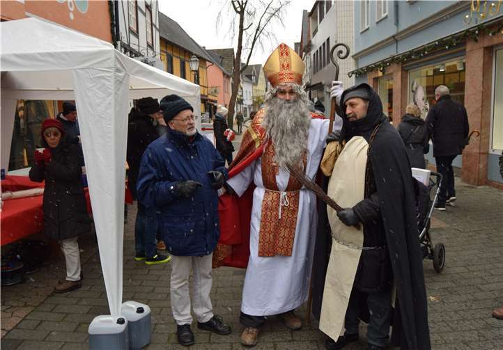 Der Nikolaus, alias Dr. Timo Wilhelm-Buchstab, und CDU-Vorsitzender Markus Putz im Gewand des Knecht Ruprecht freuten sich über großen Andrang bei der Premiere der Nikolaus-Aktion.  Alfred Eich