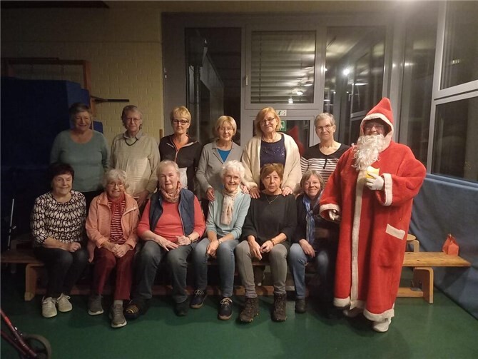 Der Nikolaus alias Elfriede Faßbender begrüßte die Damen herzlich.  Foto:privat