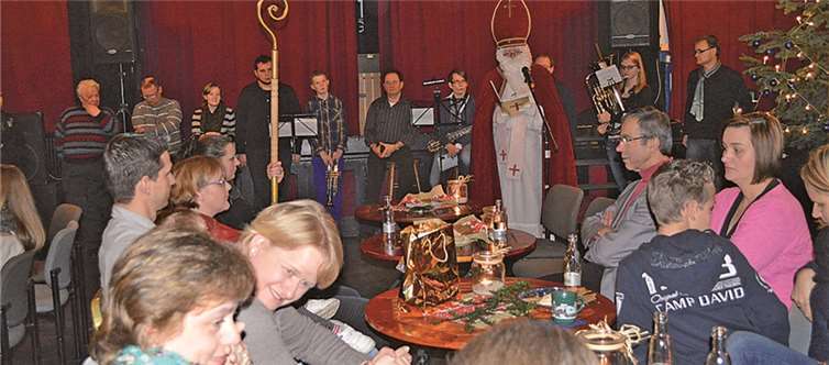 Der Nikolaus, alias Hans-Werner Thiemann überraschte die Stadtsoldaten. AB