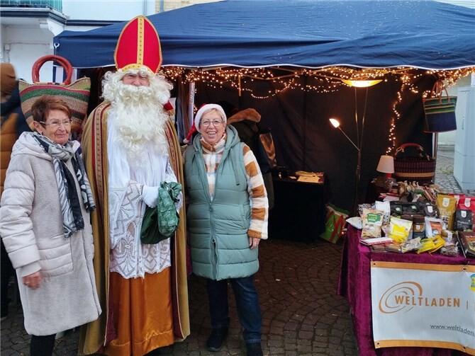 Der Nikolaus am Stand des Weltladens.  Foto: Silke Olesen