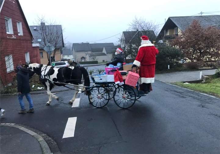 Der Nikolaus auf seiner Kutsche.Fotos: privat
