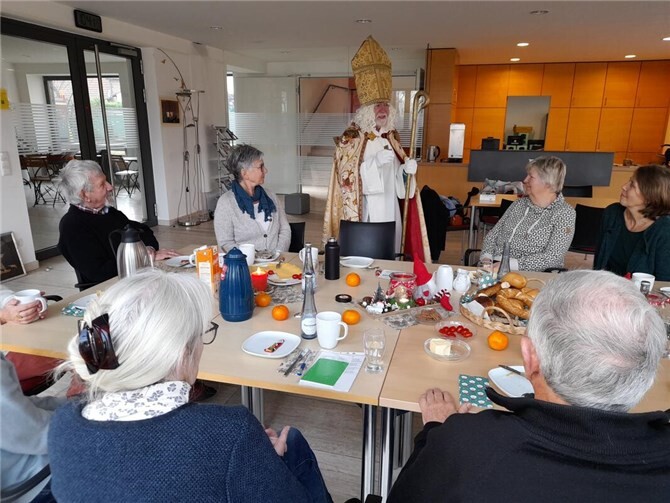 Der Nikolaus bedankte sich bei den Ehrenamtlichen der Sinziger Nachbarschaftshilfe. Foto: Stadtverwaltung Sinzig