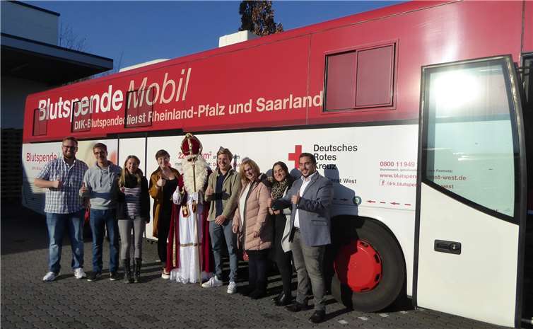 Der Nikolaus bedankte sich bei den Spendern, die den Termin des Blutspendemobils auf dem Gelände des Unternehmens Dr. Eckel in Niederzissen wahrgenommen hatten. Foto: privat