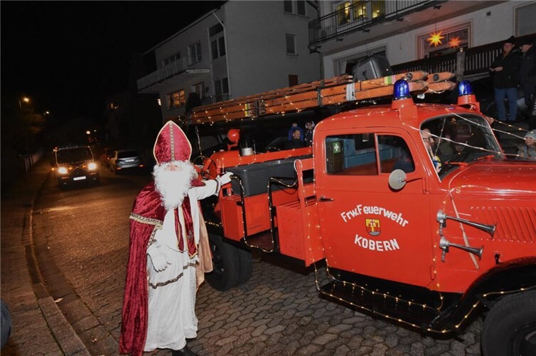 Der Nikolaus, begleitet von seinem Knecht Ruprecht, fuhr auf einem festlich geschmückten "Schlitten".