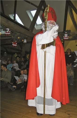Der Nikolaus begrüßt die Familien der Elterninitiative Kleinkinder Wibbelstätz. privat