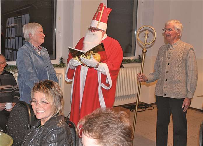 Der Nikolaus begrüßte 65 Mitglieder und Gäste auf der Adventsfeier des Sinziger Eifelvereins.privat