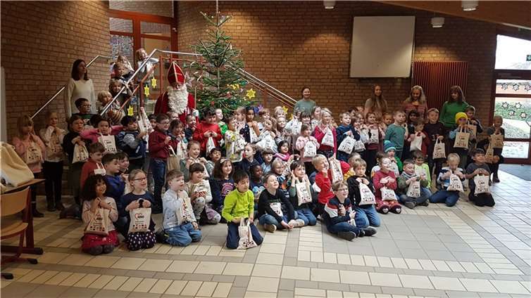 Der Nikolaus begrüßte die Kinder.  Foto: privat