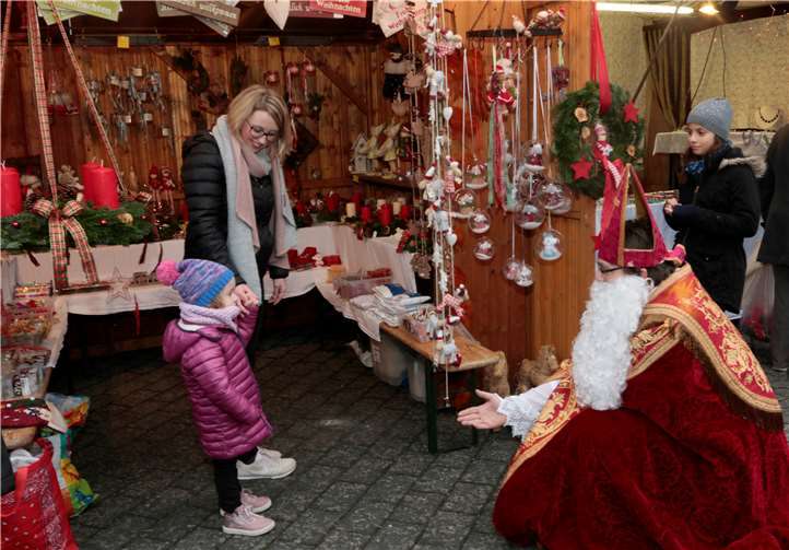 Der Nikolaus begrüßte die Kinder.  -SES-