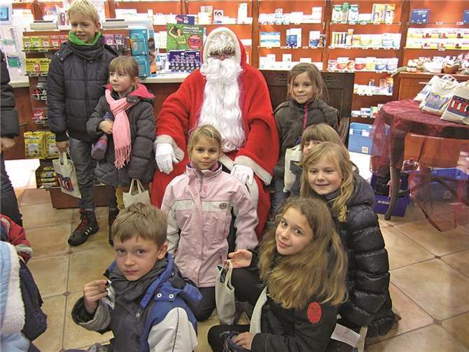 Der Nikolaus begrüßte die Kinder in der Antonius-Apotheke, um ihnen ihre Stiefel zu geben.privat