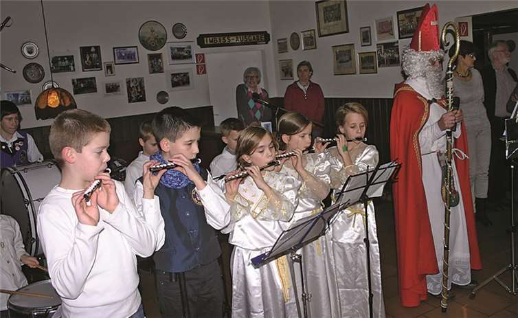 Der Nikolaus begrüßte mit seinen Engelchen die Senioren.