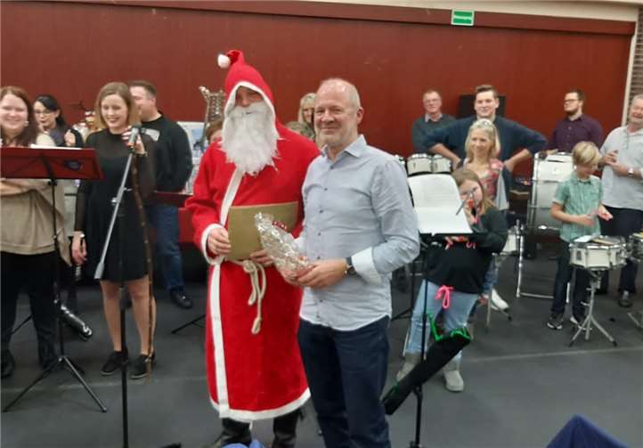 Der Nikolaus bei der Arbeit, hier mit dem Dirigenten.