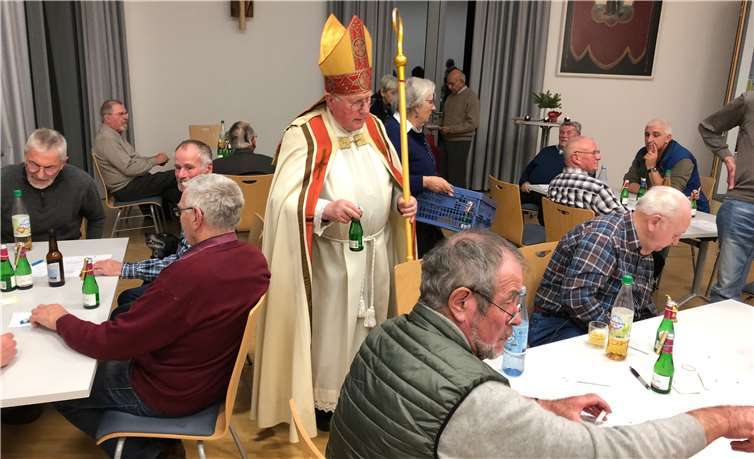 Der Nikolaus bei der Verteilung der mitgebrachten Geschenke an die Spielerinnen und Spieler.privat