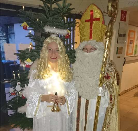 Der Nikolaus belohnte die Schüler mit kleinen Leckereien.Privat