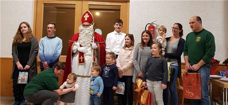 Der Nikolaus beschenkte die Jugend.Privat