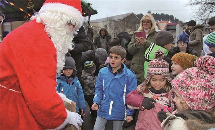 Der Nikolaus beschenkte die Kinder.