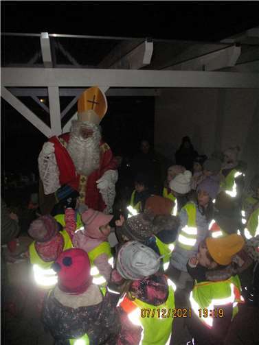 Der Nikolaus beschenkte die Kinder. Foto: privat
