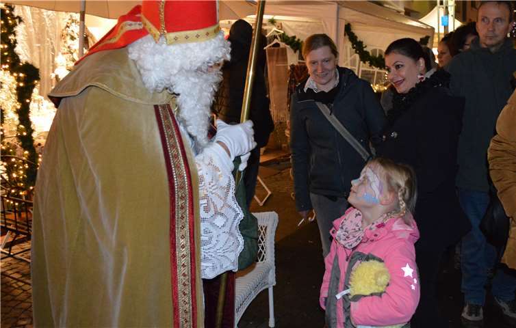 Der Nikolaus beschenkte die Kinder. Fotos: AB