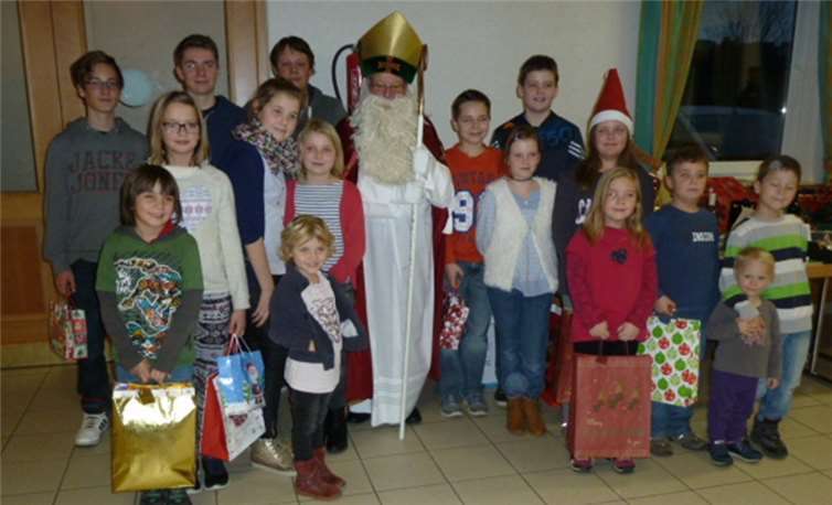 Der Nikolaus beschenkte die Kinder, die sichtlich glücklich waren.privat
