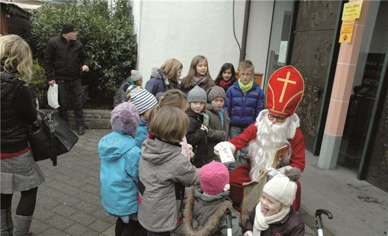 Der Nikolaus beschenkte die Kinder mit Süßigkeiten -UM-