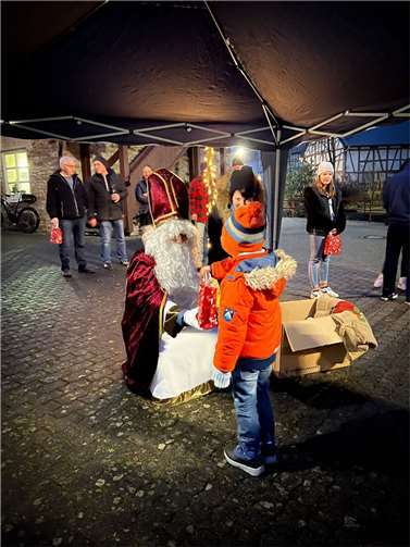 Der Nikolaus beschenkte die Kinder von Quirnbach. Fotos: privat
