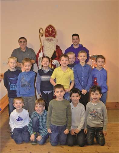 Der Nikolaus bescherte auch die F2-Jugend des SG99. privat