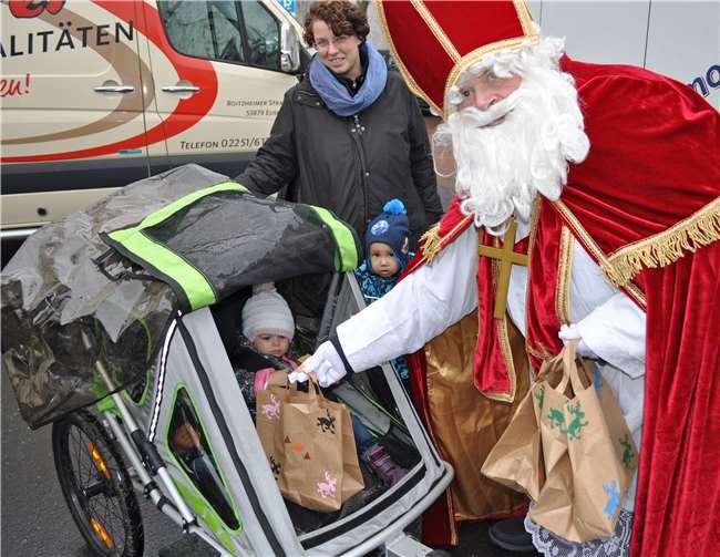Der Nikolaus besucht den Wochenmarkt und beschenkt dort die Kinder. Foto: Stadt Meckenheim