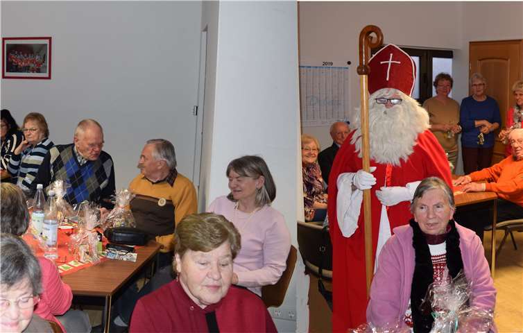 Der Nikolaus besucht die Senioren der „Fröhlichen Runde“. Privat