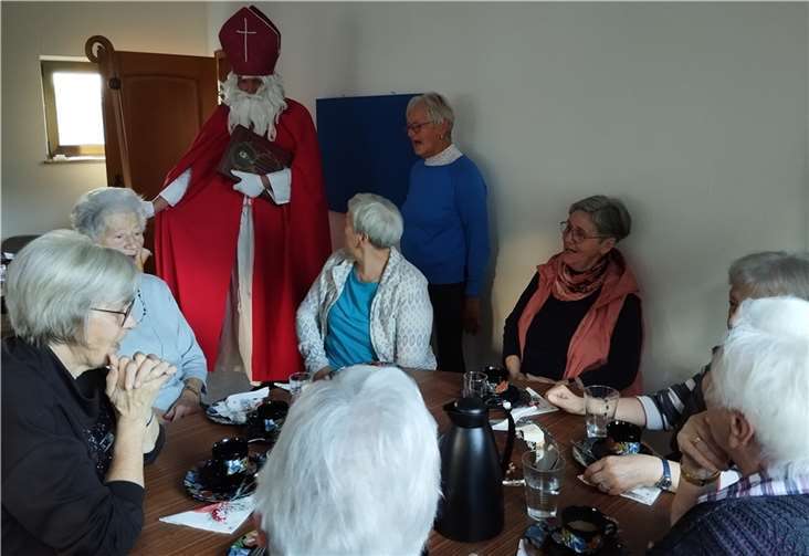 Der Nikolaus besucht die Senioren der „Fröhlichen Runde“ und verteilt Geschenke.  Foto: privat
