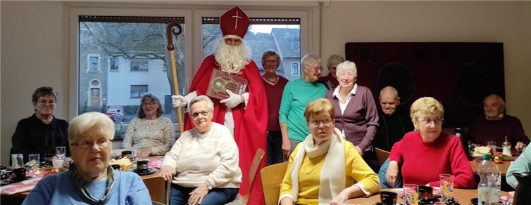 Der Nikolaus besucht die Senioren der „Fröhlichen Runde“ und verteilt Geschenke.  Foto: Martha Huth