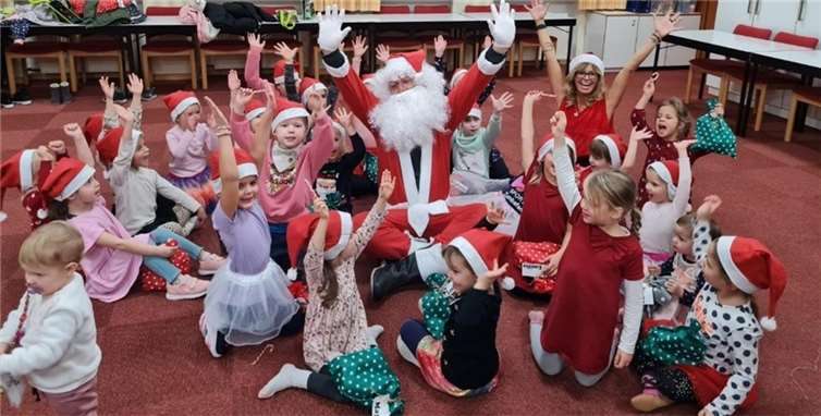 Der Nikolaus besucht die jüngsten Teilnehmer der KVHS beim Zumba-Kurs. Foto: Verbandsgemeinde Mendig