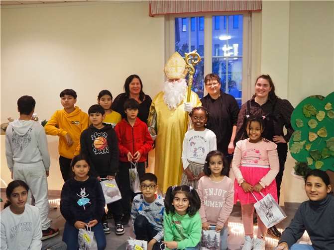Der Nikolaus besuchte Schulkinder der Weiersbach.  Foto: Margret Marxen-Ney