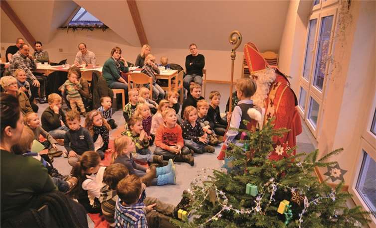 Der Nikolaus besuchte auch die Kinder im Pfarrheim. fine pixelart