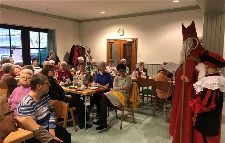 Der Nikolaus besuchte das adventliche Beisammensein und brachte für jede Frau eine Nikolaustüte mit. privat