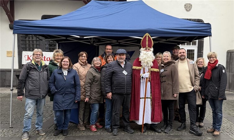 Der Nikolaus besuchte den Informationsstand der Freien Wählergruppe Andernach e.V. (FWG) und begrüßte zahlreiche Kinder und Erwachsene. Foto: privat