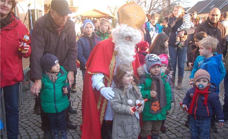 Der Nikolaus besuchte den Weihnachtsmarkt und verteilte Schokoladen-Nikoläuse an die Kinder. -RÜ-