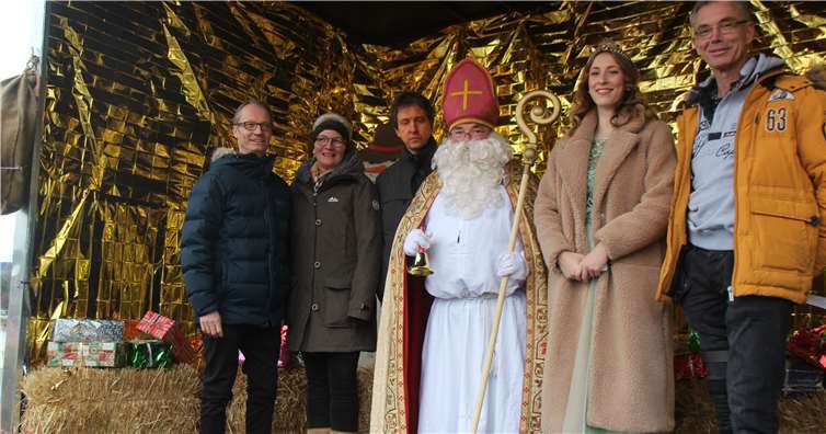 Der Nikolaus besuchte den Weihnachtsmarkt zusammen mit Brunnenkönigin Elena und begrüßt von Stadtbürgermeister Udo Heuser (r.), Holger Klemm (li.) und Andreas Windscheif.