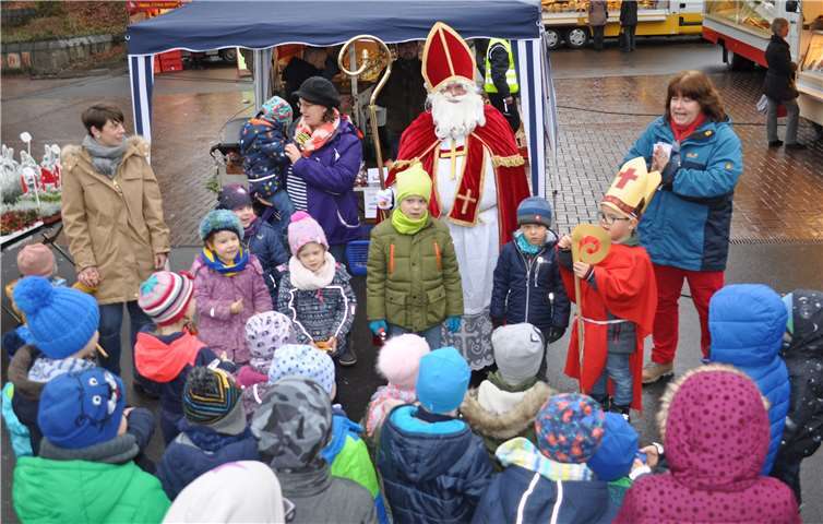Der Nikolaus besuchte den Wochenmarkt und beschenkte dort die Kinder.Stadt Meckenheim