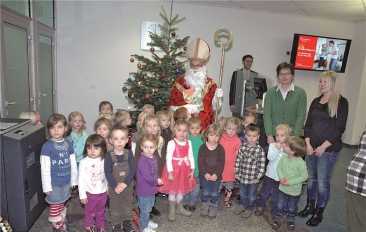 Der Nikolaus besuchte die KiTa-Kinder in der KSK-Geschäftsstelle Adenau.  UM