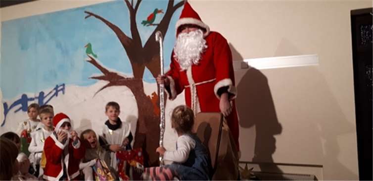 Der Nikolaus besuchte die Kinder auf ihrer Nikolausfeier.privat
