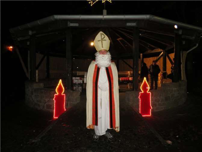Der Nikolaus besuchte die Kinder in Marienrachdorf. Foto: privat
