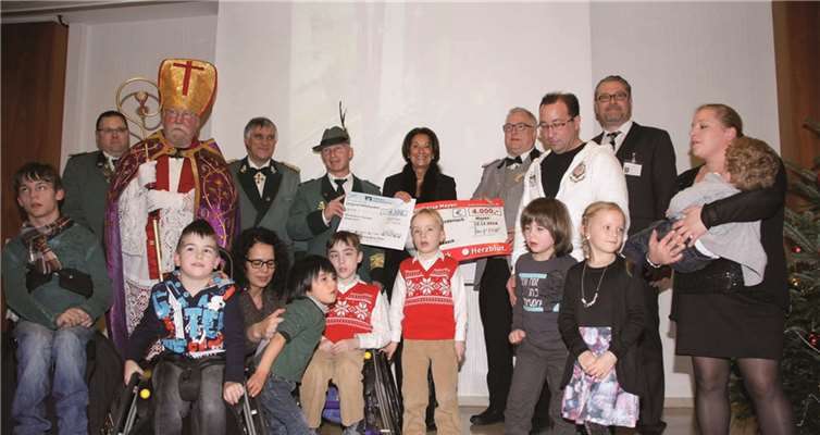 Der Nikolaus besuchte die Kinder traditionell und beschenkte sie mit Süßigkeiten und kleinen Geschenken. Auch ein Spendenscheck über 8300 Euro konnte entgegen genommen werden. Wallauer/infopress4u