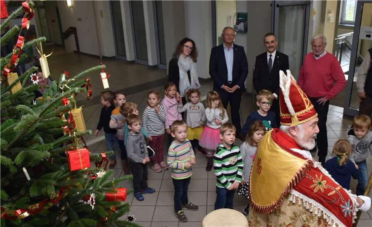 Der Nikolaus besuchte die Kinder und freute sich über das gelungene Werk. Fotos: HEP