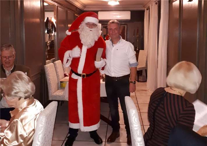 Der Nikolaus brachte Thomas Over das Schützengeschenk in Form der Ehrung für prima Arbeit.